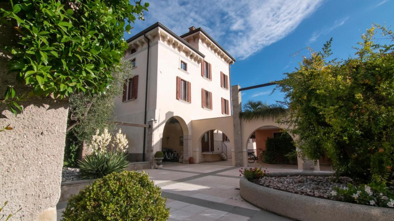 Castello Belvedere Apartments Дезенцано-дель-Гарда Екстер'єр фото